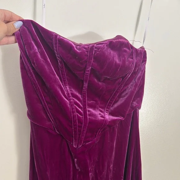 Elegant Velvet Evening Dress in Rich Purple - Picture 6 of 8